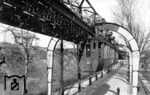 Die Wuppertaler Schwebebahn in der Kaiserstraße im Stadtteil Vohwinkel. (1925) <i>Foto: Carl Bellingrodt</i>