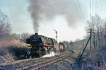 Mittlerweile hat Dg 53840 mit 044 256 das Einfahrsignal von Bad Driburg erreicht. (28.02.1976) <i>Foto: Wolfgang Bügel</i>