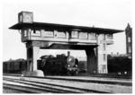 Eine P 8 passiert das Stellwerk "Er" in Erfurt Hbf. (1937) <i>Foto: RVM (RBD Erfurt)</i>
