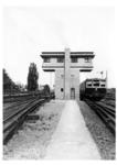 Ein S-Bahnzug am Stellwerk "Wsk" des Bahnhofs Berlin-Wannsee. (1936) <i>Foto: RVM</i>