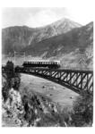 Einer der beiden ET11/DRB ET42/ÖBB 4042, zuletzt StLB ET 11 und ET 12-Triebwagen auf der Angerschluchtbrücke bei Bad Hofgastein.Die Fahrzeuge, die weitgehend den Dieseltriebwagen der Reihe 5042 glichen, existieren noch immer. Nachdem diese auf der Strecke Peggau-Übelbach der Steiermärkischen Landesbahnen ausgedient hatten, retteten sie die Nostalgiebahnen in Kärnten.  (1938) <i>Foto: RVM</i>