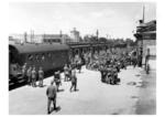 Auf einem unbekannten Bahnhof Rußlands gehts mit bescheidenem Reisekomfort auf Urlaub in die Heimat.  (1942) <i>Foto: RVM (Ittenbach)</i>