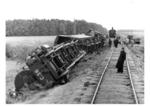Eine sowjetische 1'C1'-Breitspurlok (C.36) wurde nach einem Partisanenanschlag seitlich vom Bahndamm gekippt. Das Gleis wird zum Umfahren der Unfallstelle umverlegt. (1943) <i>Foto: RVM (Schuster)</i>