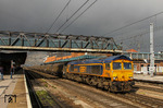 Vor der aufziehenden Regenwand enteilt GB Railfreight (GBRf) 66733 im Bahnhof Doncaster. (13.04.2012) <i>Foto: Joachim Bügel</i>