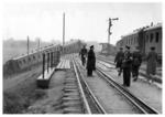 Alte russische Personenwagen dienen als Eisenbahnsperren in einem unbekannten Bahnhof Weißrußlands.  (1941) <i>Foto: RVM (Schuster)</i>