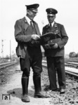 Zwei Reichsbahner im Rangierbahnhof Berlin-Pankow. (1942) <i>Foto: RVM / Ittenbach</i>