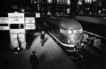VT 08 502 als Ft 41 "Hanseat" nach Kiel im Hamburger Hauptbahnhof.  (11.01.1960) <i>Foto: Walter Hollnagel</i>