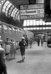 Reisende am Eilzug von Hamburg Hbf nach Travemünde, gebildet aus Doppelstockwagen der ehemaligen Lübeck-Büchener-Eisenbahn.  (02.07.1956) <i>Foto: Walter Hollnagel</i>