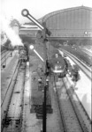 VT 11 5008 verlässt als TEE 78 "Helvetia" den Hamburger Hauptbahnhof.  (27.12.1960) <i>Foto: Walter Hollnagel</i>
