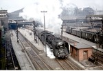 03 184 verlässt mit D 394 nach Köln den Hamburger Hauptbahnhof. (22.04.1956) <i>Foto: Walter Hollnagel</i>
