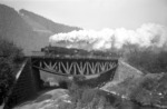 44 079 + 01 009	überqueren die Lennebrücke bei	Kirchhundem. (08.06.1962) <i>Foto: Gerhard Moll</i>