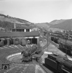 Blick vom Schuppendach des Bw Altenhundem auf die wendende 44 214.  (1951) <i>Foto: Gerhard Moll</i>