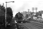 44 1666 durchfährt den Haltepunkt (Siegen-) Weidenau-Nord. (14.10.1961) <i>Foto: Wolfgang Kölsch/Slg. Moll</i>