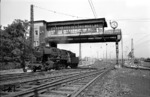 50 1522 unter dem Reiterstellwerk "Vmo" in Hamm Rbf. (07.08.1965) <i>Foto: Willi Marotz</i>