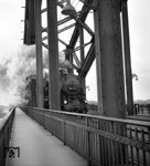 58 1515 passiert die Kölner Südbrücke zwischen Eifeltor und Gremberg. (1938) <i>Foto: Felten (RBD Köln)</i>