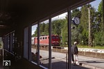 141 386 fährt in den Bahnhof Seeshaupt an der Bahnstrecke München – Tutzing – Kochel ein. (06.1991) <i>Foto: Bernhard P. Reichert</i>