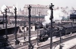 78 390 verlässt mit E 811 nach Lübeck den noch mit Reichsbahn-Formsignalen geprägten Hamburger Hauptbahnhof. (1953) <i>Foto: Carl Bellingrodt</i>