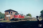 220 038 durchfährt mit D 715 (Norddeich Mole - München) den Bahnhof Ihrhove südlich von Leer. (21.09.1976) <i>Foto: Wolfgang Bügel</i>