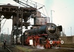 011 062 (01 1062) vom Bw Rheine ergänzt ihre Vorräte unter der Bekohlungsanlage des Bw Wuppertal-Vohwinkel. (01.10.1971) <i>Foto: Wolfgang Bügel</i>