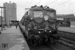 Der S-Bahn-Betrieb auf derLinie (S 6) Essen Hbf – Ratingen Ost – DüsseldorfHbf – Düsseldorf-Garath – Langenfeld (Rheinl) gilt als Keimzelle des S-Bahn-Systemsan Rhein und Ruhr. Realisiert wurde die Linie in mehreren Etappen auf einem vom Fern- und Güterverkehr weitgehend unabhängigen Gleiskörper.Beginnend mit dem am 28. September 1967 zwischen Düsseldorf-Garath und Ratingen Ost aufgenommenen elektrischen Stadt- oder Schnellbahnverkehr, gefolgt von der Verlängerung nach Essen am 26. Mai 1968. Aus eben diesem Anlass wartet hier die sauber rausgeputzte E 41 411 (Bw Dortmund Bbf) in Essen Hauptbahnhof den Abfahrauftrag der ersten offiziellen S-Bahn nach Düsseldorf ab. Bevor mit der Inbetriebnahme des letzten Teilstücks Düsseldorf-Garth – Langenfeld (Rheinl) am 12. Dezember des Jahres die S-Bahn-Linie umfänglich realisiertwerden konnte. Bis Mitte der 1970er Jahre waren die Einsätze der Baureihe E 41 mit denaus n-Wagen, den so genannten „Silberlingen“, gebildeten Wendezügen prägender Bestandteilder S 6. Genauso wie die anfangs an den Stirnseiten der Elloks angebrachten weiß-grünen S-Bahn-Logos. (26.05.1968) <i>Foto: Willi Marotz</i>