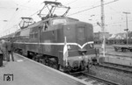Ankunft des niederländischen Sonderzuges im Bahnhof Emmerich. (1965) <i>Foto: Slg. Eisenbahnstiftung</i>