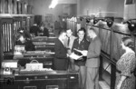Die "neuen" Fahrkartendrucker in der Fahrkartenausgabe von Köln Hbf. (1938) <i>Foto: RVM</i>