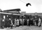 Sonntäglicher Ausflugsverkehr in Hamburg Hbf. (1934) <i>Foto: Walter Hollnagel</i>