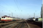Während 120 003 mit einem Meßzug wartet, überholt 430 119 im Bahnhof Holzwickede. (22.11.1984) <i>Foto: Joachim Bügel</i>