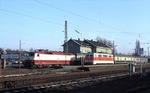 111 184 überholt mit E 3176 nach Düsseldorf einen Meßzug des BZA Minden, bespannt mit 120 003, im Bahnhof Holzwickede. (22.11.1984) <i>Foto: Joachim Bügel</i>