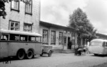 Blick auf den Bahnhofsvorplatz von Rahden (Ostwestfalen). (04.07.1952) <i>Foto: Quebe</i>