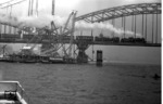 Eine P 8 überquert die noch behelfsmäßig ausgebaute Hohenzollernbrücke zwischen Köln Hbf und Deutz. (03.1950) <i>Foto: Fischer</i>