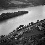 Ein Güterzug mit einer Lok der Baureihe 58 im Rheintal bei Boppard. (1935) <i>Foto: RVM (Felten)</i>
