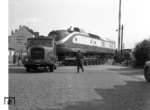 Transport eines VT 11-Triebkopfs zur Austellung "Straße und Schiene" in Essen. Die Fuhre hat soeben den Güterbahnhof Essen-Rüttenscheid verlassen und biegt in die Veronikastraße ein. (1960) <i>Foto: Willi Marotz</i>