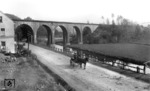 Die alte Sonnborner Wupperbrücke der Bergisch-Märkischen Eisenbahnlinie in Wuppertal vor dem Bau der Schwebebahn. Rechts befindet sich heute die Station Stadion/Zoo. (1895) <i>Foto: Slg. Eisenbahnstiftung</i>