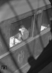Kaffeetrinkender Reisender im Speisewagen. Aufnahme in Hamburg Hbf. (06.07.1952) <i>Foto: Walter Hollnagel</i>