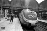 VT 11 5007 verlässt als TEE 78 "Helvetia" den Bahnhof Hamburg-Altona. (07.06.1961) <i>Foto: Walter Hollnagel</i>