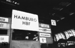 Einstellen des Zugzielanzeiger zum TEE 78 "Helvetia" nach Zürich per Hand. Aufnahme in Hamburg Hbf. (14.01.1960) <i>Foto: Walter Hollnagel</i>