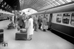 TEE 155 "Parsifal" von Paris nach Hamburg beim Zwischenhalt in Köln Hbf. (22.06.1962) <i>Foto: Walter Hollnagel</i>