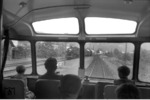 Blick aus dem wohl als (Kinder-)Sonderzug verkehrenden Trierer VT 95 958 auf die im Kreuzungsbahnhof Dernau/Ahr entgegenkommende 86 843 (Bw Kreuzberg).  (1954) <i>Foto: Below</i>