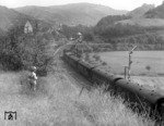 Ein Personenzug aus Kreuzberg hat soeben das Einfahrsignal von Altenahr im Ahrtal passiert. (14.07.1959) <i>Foto: Slg. Eisenbahnstiftung</i>