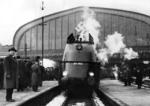 Zahlreiche Zaungäste bestaunen 05 002 im Hamburger Hbf. (05.04.1938) <i>Foto: Walter Hollnagel</i>