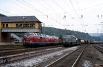 151 024 überholt einen Sonderzug, bespannt mit 221 107 und 221 108 im Bahnhof Finnentrop. (09.08.1986) <i>Foto: Joachim Bügel</i>
