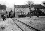 74 634 überquert den Marktplatz von Olef in der Eifel (Strecke Kall - Hellenthal). (02.1954) <i>Foto: Fischer</i>