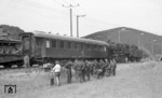 050 190 (50 190) an der Panzerverladerampe des Anschlusses Höddelbusch auf der Strecke Kall - Hellenthal/Eifel, misstrauisch beäugt durch belgische Soldaten. (18.07.1975) <i>Foto: Joachim Bügel</i>