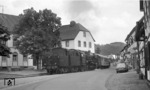 050 190-8 (50 190) als "Straßenbahn" mit einem belgischen Militärzug in Olef/Eifel. (18.07.1975) <i>Foto: Joachim Bügel</i>