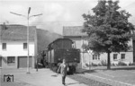 050 190-8 (50 190) mit einem Militärzug in Olef/Eifel (Strecke Kall - Hellenthal). Im Vergleich hierzu die Betriebssituation des Jahres 1954 (Bild 1408). (18.07.1975) <i>Foto: Joachim Bügel</i>