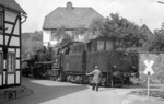 050 190-8 mit einem belgischen Militärzug bei der Ortsdurchfahrt in Olef/Eifel auf dem Weg zur Verladeanlage in Höddelbusch. (18.07.1975) <i>Foto: Joachim Bügel</i>