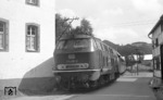 215 015-9 als Schiebelok am Militärzug, geführt von 050 190-8 in Olef/Eifel. (18.07.1975) <i>Foto: Joachim Bügel</i>