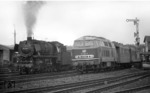 215 042 überholt mit ihrem Eilzug nach Köln die mit einem Nahgüterzug wartende 044 596 (44 596) im Bahnhof Au an der Sieg. (17.07.1975) <i>Foto: Joachim Bügel</i>