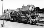 01 169 wartet vor D 84 nach Frankfurt im Bahnhof Gießen auf den Abfahrauftrag. (28.08.1961) <i>Foto: Gerhard Moll</i>